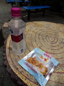 成都観光編＠成都動物園の売店で買ったソーダ水とカシューナッツ