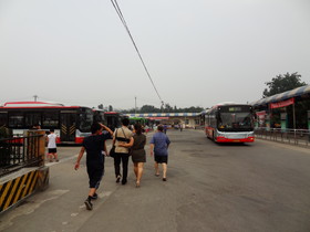 中国旅行記＠成都観光編、昭覚寺・成都動物園へ来るバスの発着場