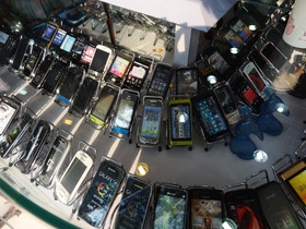 成都観光編＠パチもの携帯、メーカー品、中古品まで携帯電話やスマートフォンがそろっている