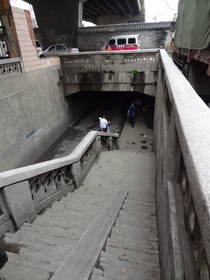 成都観光旅行編＠成都駅の北と南をつなぐトンネル