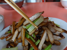 成都観光＠成都駅北側の食堂で食べた上げ豆腐とセロリの炒め物