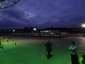 中国旅行記＠昆明植物園近くの路線バスのターミナル。空が明るんで来た