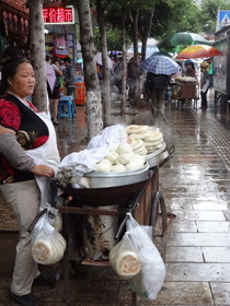 昆明観光旅行編＠昆明駅前の路上で饅頭を売るおばさん