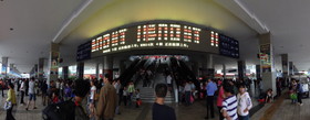 中国旅行記＠昆明駅の切符売り場と待合室へ続く階段付近の風景