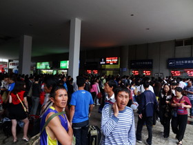 中国旅行記＠昆明駅の切符売り場と人民達
