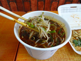 昆明観光旅行編＠雲南大学の南、銭局街の創作料理屋で食べた野菜スープ