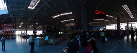 雲南旅行記、昆明〜大理へ列車旅行＠昆明駅の待合室付近の風景をSONYのデジカメ、HX9Vでパノラマ撮影