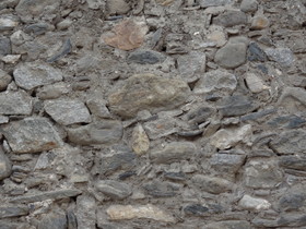 雲南旅行記、大理観光編＠大理古城内で見た少数民族の家の外壁。石礫を積み上げているだけ