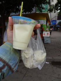 中国旅行記＠大理観光、興盛客運站(バスターミナル)傍の露店で買った豆乳と野菜マン