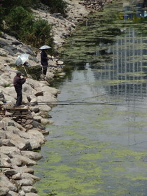 中国旅行記＠大理観光、洱海で釣りをしている人々