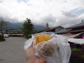 雲南旅行記＠大理観光、崇聖寺の露店で買ったマンゴー