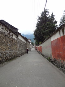 中国旅行記＠大理観光、石礫を積み上げた壁の間の道