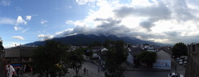 中国旅行記＠大理観光、大理古城の大理北古楼から見た蒼山と街並をSONY(ソニー)のデジカメ、HX9Vでパノラマ撮影した風景