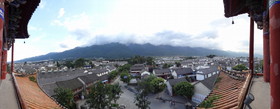 雲南旅行記＠大理観光、荘厳な雰囲気を醸し出している蒼山と大理の街並をSONY(ソニー)のデジカメ、HX9Vでパノラマ撮影した風景