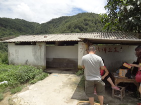 雲南旅行記＠芒市郊外のドライブスルーのトイレ