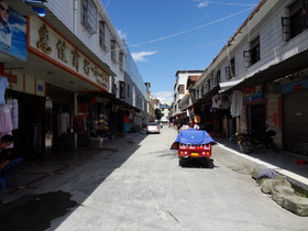 雲南旅行記＠瑞麗の南卯街と歩行者天国の間にある裏道