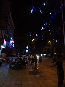 中国旅行記、瑞麗観光＠南卯街のバスターミナル付近、ネットカフェがある付近の夜景