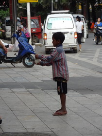 雲南旅行記、瑞麗観光編＠瑞麗客運站(バスターミナル)前で乞食をするミャンマー人の子供
