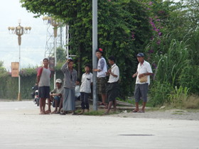 雲南旅行記、瑞麗観光編＠瑞麗の姐告大橋にたむろする怪しいミャンマー人達