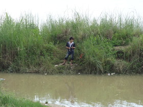 雲南旅行記、瑞麗観光編＠姐告と瑞麗を結ぶ姐告大橋の下で釣りをする地元民