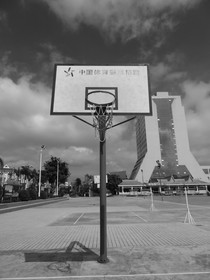 雲南旅行記、瑞麗観光編＠姐告辺境貿易区の運動場にあるバスケットの網