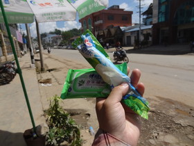 ミャンマー旅行、Muse(ムセ、ミューズ、木姐)観光編＠中国の商品が並ぶ商店で買ったアイスとウェットティッシュ