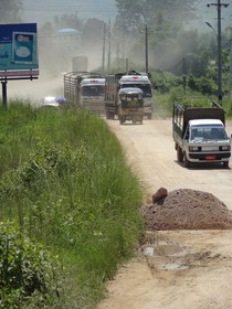 ミャンマー旅行、Muse(ムセ、ミューズ、木姐)観光編＠煙を立てて進んでくるピックアップトラック等の車達