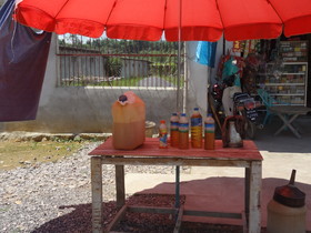 中国旅行記番外、国境の町、ミャンマーのMuse(ムセ、ミューズ)観光編＠ペットボトルに入れて売られているガソリン