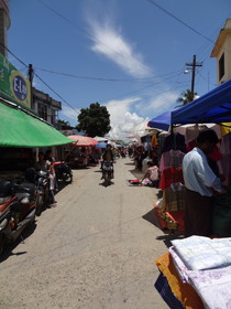 中国旅行記番外、国境の町、ミャンマーのMuse(ムセ、ミューズ)観光編＠屋台街。パラソルが印象的