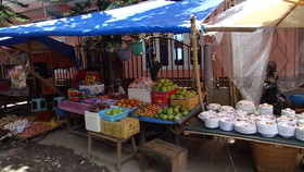 ミャンマー旅行、Muse(ムセ、ミューズ、木姐)観光編＠屋台で売られているフルーツと食器