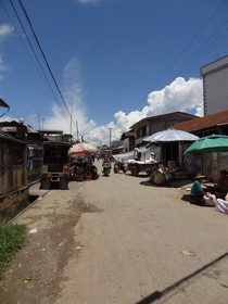中国旅行記番外、国境の町、ミャンマーのMuse(ムセ、ミューズ)観光編＠住宅街。空が青い