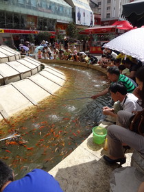 中国旅行記、昆明観光編＠昆明の南屏街という歩行者天国で金魚釣りをする人々