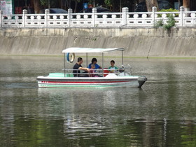 中国旅行記、昆明観光編＠翠湖の湖面を進むレンタルボートと家族連れ