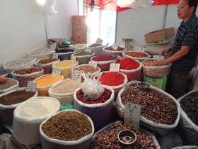 中国旅行記、昆明観光編＠雲南省の地方特産博覧会のナッツ類を売る商人