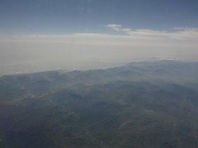 中国旅行記、昆明〜北京移動編＠中国国際航空の窓から見た連山の風景