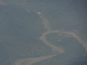 中国旅行記、昆明〜北京移動編＠中国国際航空の窓から見た黄河らしき大河