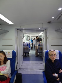 中国旅行記＠北京首都国際空港から東直門へ向かう快軌道、地下鉄の車両の内部