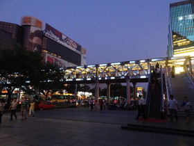 中国旅行記、北京観光編＠西単北大街に架かる橋。この周辺はショッピングモール、デパートがある