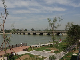 中国旅行記、北京観光編＠河畔の公園から盧溝橋を眺める