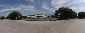 中国旅行記、北京観光編＠宛平城内にある中国人民抗日戦争記念館前をSONYのデジカメ、HX9Vでパノラマ撮影した写真