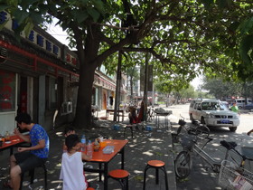 中国旅行記、北京観光編＠宛平城外の東側。大衆食堂が路上を占有していた