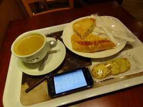 中国旅行記＠北京首都国際空港の第三ターミナル内の喫茶店で朝食を食す