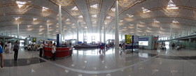 中国旅行記＠北京首都国際空港の第三ターミナル内をSONYのデジカメ、HX9Vでパノラマ撮影した写真