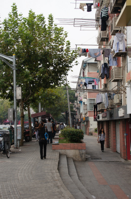 上海観光旅行記＠上南路の物干し竿が印象的なマンション