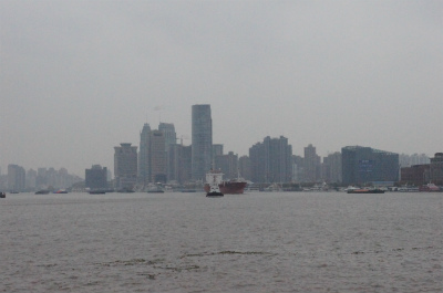 とまとじゅーす的上海観光旅行記＠上海の外灘で黄浦江を行きかう船を眺める
