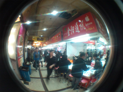 上海観光旅行記＠滞在記、上海駅付近の不夜城携帯市場の店内。携帯ショップがたくさん集まっている