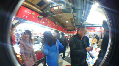 とまとじゅーす的中国旅行記＠上海観光、上海駅付近の不夜城携帯市場の店内。携帯ショップがたくさん集まっている