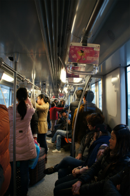 とまとじゅーす的中国旅行記＠上海の地下鉄3号線の車両内部