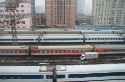 とまとじゅーす的中国旅行記＠上海の地下鉄3号線からの車窓風景。列車がたくさん並んでいる