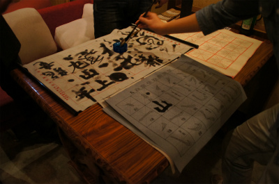 中国旅行記＠上海観光編、上海蘇州河畔国際青年旅舎で習字をする